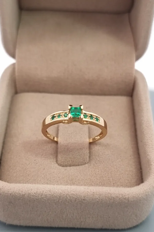 Anillo piedra  Central cuadrada esmeralda 0,18 CT y 6 esmeraldas laterales 0,05 CT