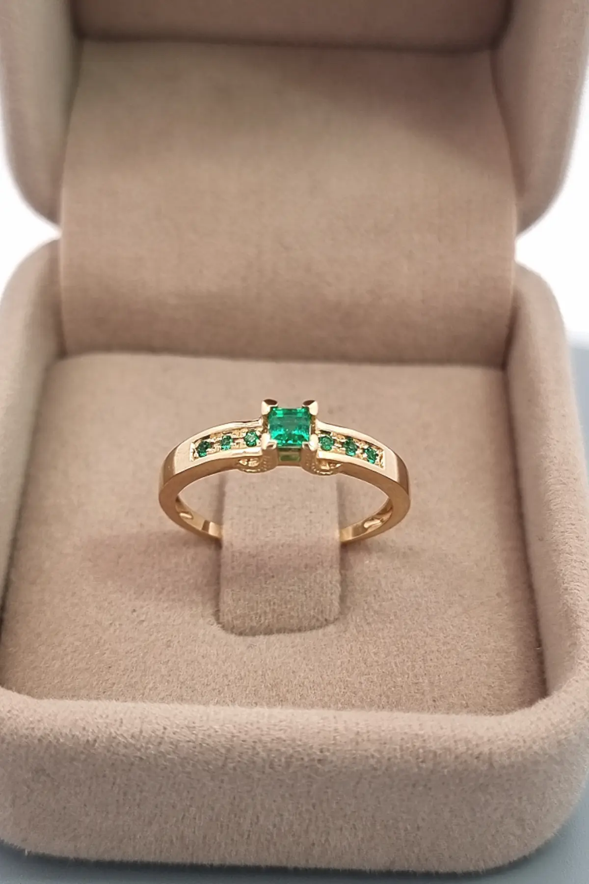 Anillo piedra  Central cuadrada esmeralda 0,18 CT y 6 esmeraldas laterales 0,05 CT