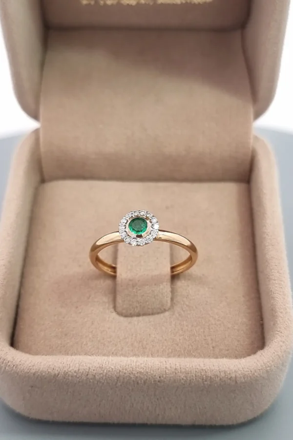 Anillo piedra central  esmeralda circular 0,13 CT y 14 Diamantes alrededor
