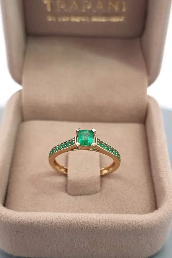 Anillo piedra central Esmeralda 0,36 CT y 18 Esmeralda laterales 0,23 CT