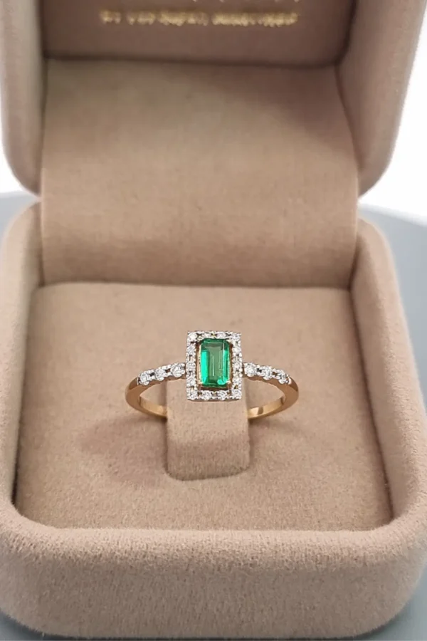 Anillo piedra central Esmeralda 0,31 CT y 20 Diamantes alrededor 0,16 CT