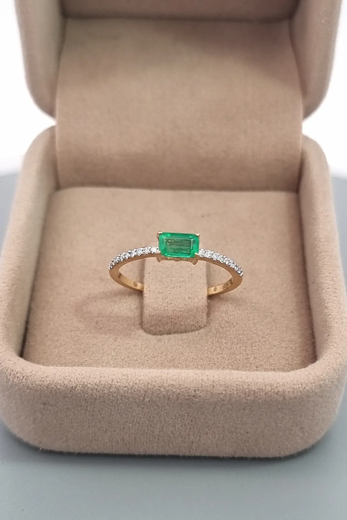 Anillo piedra central Esmeralda rectangular 0,35 CT y 18 Diamantes laterales 0,09 CT